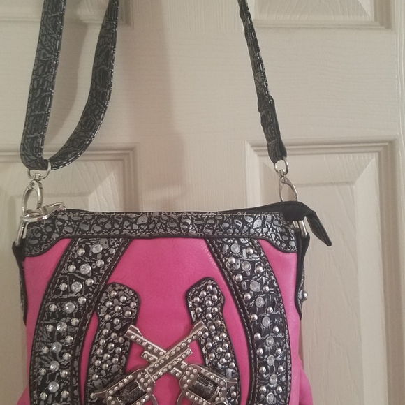 Leather purse with 2 guns on front - Picture 2 of 4